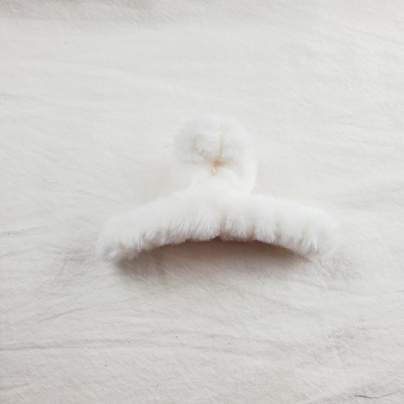Plush hair claw clip hair accessories - Picture 3 of 7